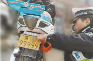 被交警查扣的摩托車。