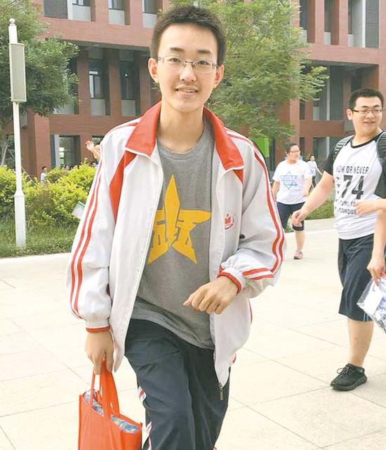 2016年全省高考文科第一名、衡水中學(xué)學(xué)生袁嘉瑋。