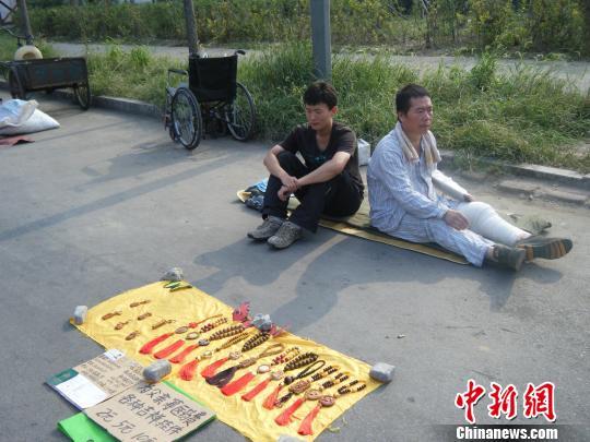 大學(xué)生帶病父擺地?cái)傞_(kāi)學(xué)在即面臨兩難抉擇(圖)