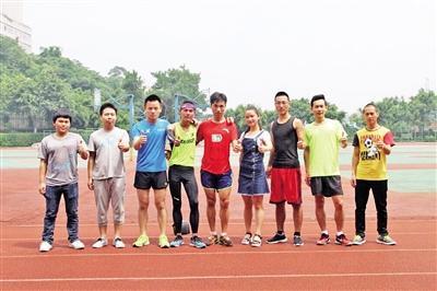 敖羅在跑友的陪伴下完成了100公里跑步。