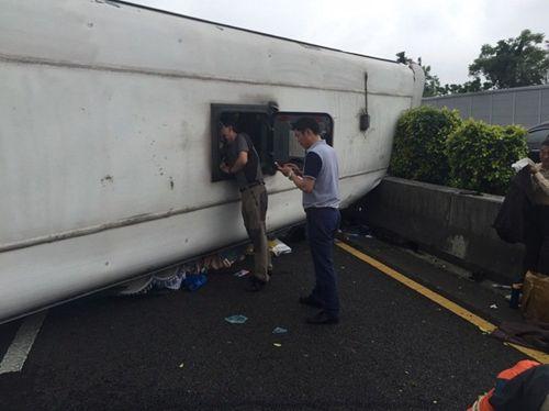 臺(tái)灣一陸客團(tuán)游覽車(chē)翻車(chē) 司機(jī)身亡26人受傷