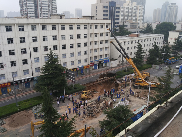 8月2日，坍塌現(xiàn)場(chǎng)正在施工。  本文圖片均來(lái)自澎湃新聞?dòng)浾呙鼯o
