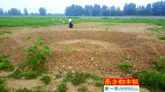 2016年8月4日，“巴鐵”生產(chǎn)研發(fā)基地7月舉行過奠基儀式的地方仍然是個大土坑，周邊荒草叢生。