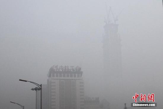 12月20日，北京CBD高樓在霧霾籠罩下若隱若現(xiàn)。中新社記者 富田 攝