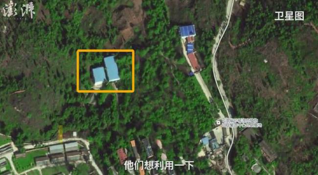 圖為該基地衛(wèi)星圖。圈中所示這兩棟建筑分別是羽毛球館和網(wǎng)球館。這兩個建筑正好隱蔽于基地的中央，除非從高空航拍，在圍墻外看不出任何痕跡。