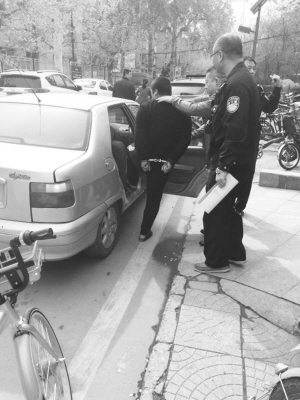 ■民警押解嫌疑人去追贓。