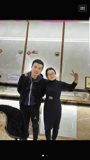 歌手寧杰（左）被市民認出求合影。（樂隊成員供圖）