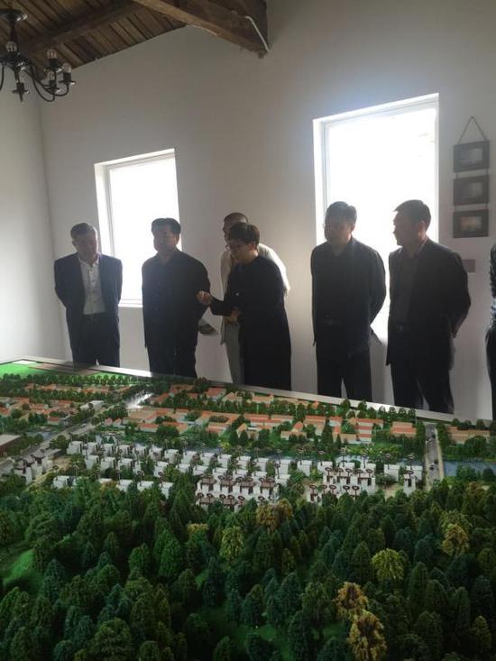 承德市副市長蘇鐵成聽取中國興隆·觀星小鎮(zhèn)旅游度假項(xiàng)目工程負(fù)責(zé)人關(guān)于項(xiàng)目建設(shè)推進(jìn)情況匯報(bào)。