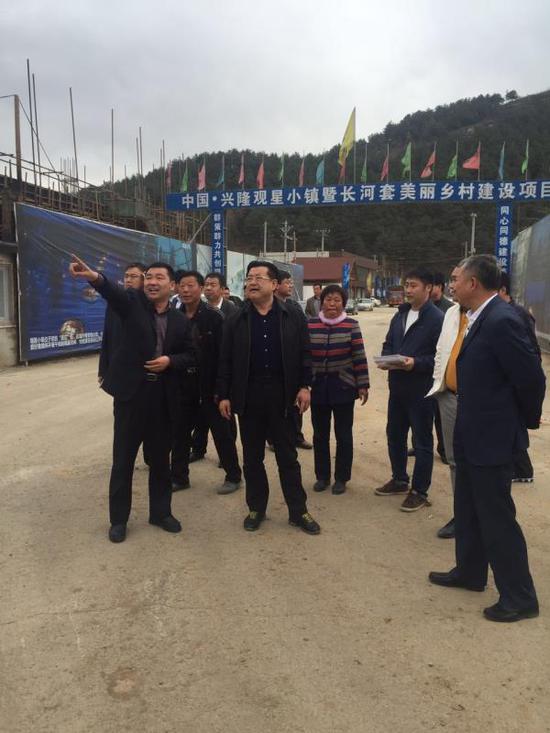 承德市副市長蘇鐵成視察承德市中國興隆·觀星小鎮(zhèn)旅游度假項(xiàng)目。