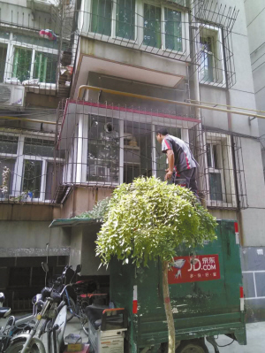 快遞小哥不顧危險(xiǎn)關(guān)閉廚房爐灶。 市民供圖