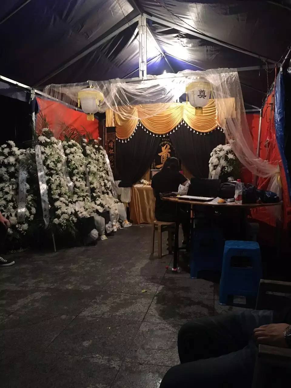 　小區(qū)內搭建的臨時靈堂，（新京報記者王婧祎攝）