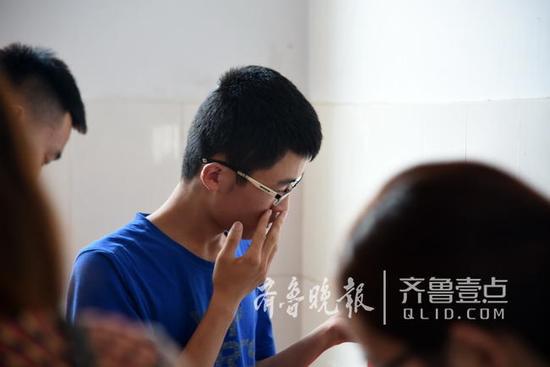 在病房里偷偷抹掉眼淚的張智超。
