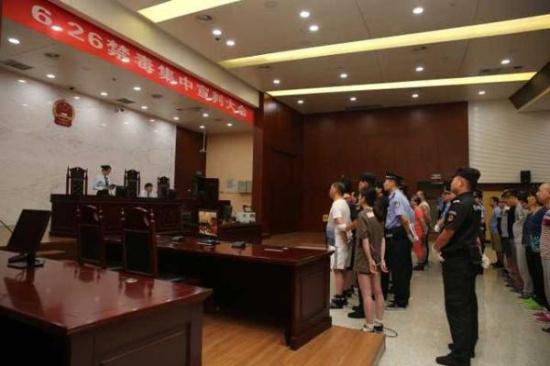 一共20個(gè)被告人的隊(duì)伍被法警帶上法庭。