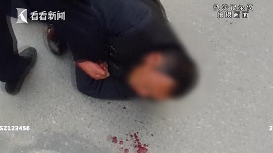這名男子情緒一度非常激動，不但不配合警方調(diào)查、態(tài)度蠻橫，多次拉扯交警。甚至對前來勸阻他的妻子也大打出手。
