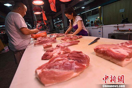 資料圖：民眾在菜市場(chǎng)選購豬肉。中新社記者 武俊杰 攝