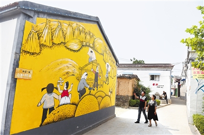 6月20日，游客在館陶縣糧畫小鎮(zhèn)壽東村參觀。壽東村植入糧畫這個(gè)特色產(chǎn)業(yè)，產(chǎn)業(yè)、文化、旅游同步推進(jìn)，入選2015年中國十大最美鄉(xiāng)村。記者 趙永輝攝