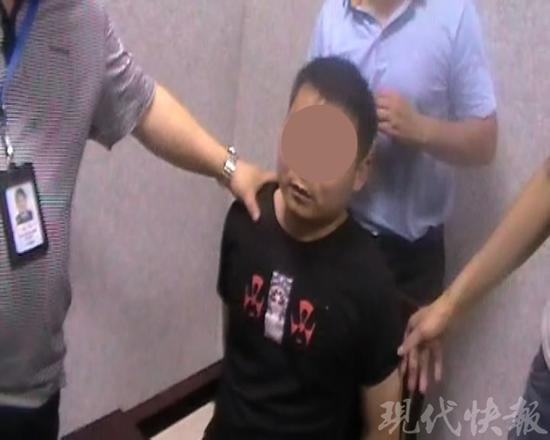 陳某被抓后和網(wǎng)友深情告別，隨后他被帶到派出所，供述了殺人經(jīng)過。 警方供圖