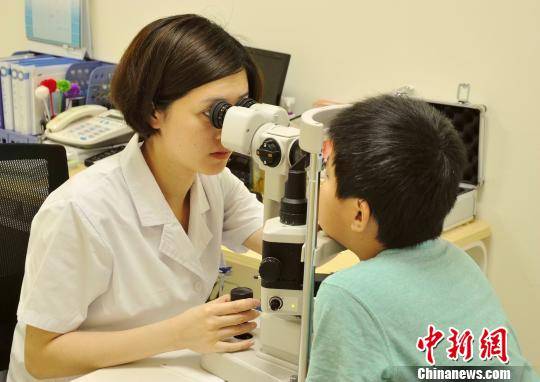 資料圖為孩子接受眼健康檢查。