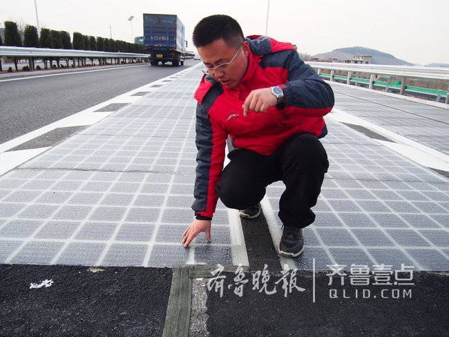 工程人員介紹路面結(jié)構(gòu)和破壞情況。