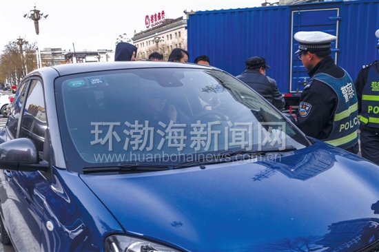 圖為交警對(duì)一位在駕駛途中接打電話的司機(jī)進(jìn)行處罰。記者 趙亮 攝