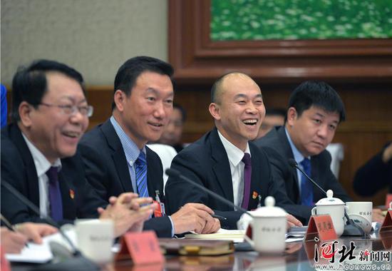 張家口代表團代表熱議民心工程。記者 田明 趙海江攝